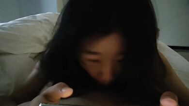 邊玩手機邊含雞雞