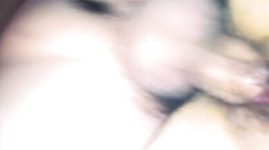 女孩瞞著男朋友第一次讓別人內射