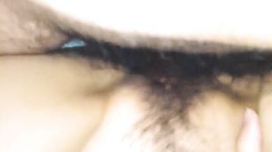 女孩瞞著男朋友第一次讓別人內射