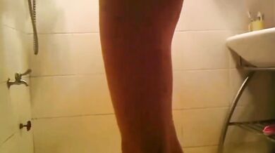 台灣小奶騷人妻在浴室口交還幹炮