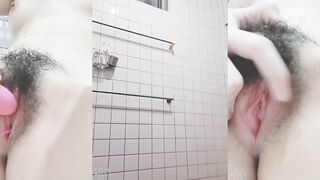 貧乳妹妹馬桶上玩跳蛋噴水