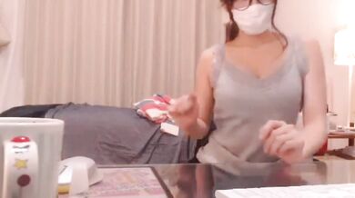 ポニテのメガネ美人がパンツ生脫ぎエロ配信！