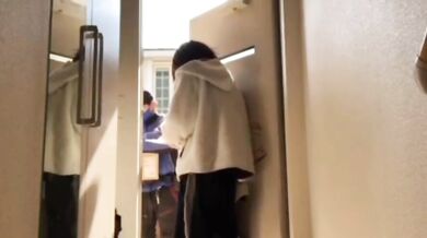 邊拿快遞邊脫衣