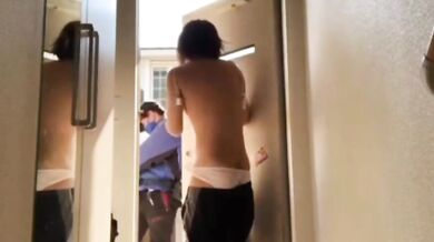 邊拿快遞邊脫衣