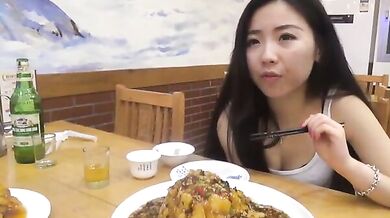 華裔美女在男友家瘋狂做愛