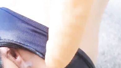 泳裝特寫插假屌出白醬