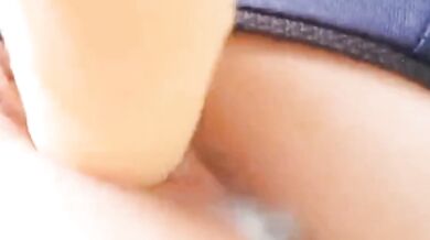 泳裝特寫插假屌出白醬