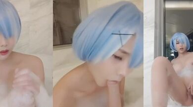 Cosplayer's steamy shower solo with squirting toy