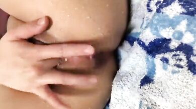 タオルが吸いきれない潮吹きオナニー