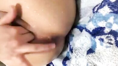 タオルが吸いきれない潮吹きオナニー