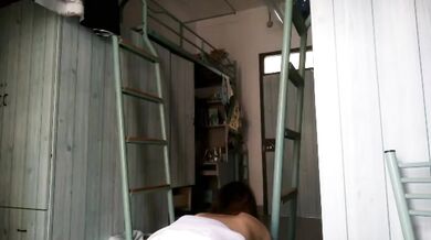 大奶母狗宿舍溜達摳逼