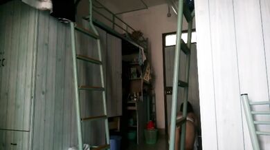 大奶母狗宿舍溜達摳逼