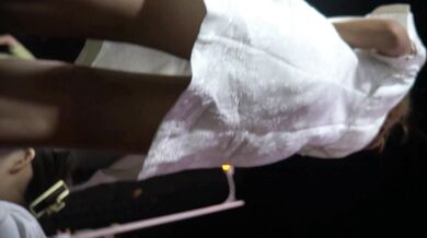 炸裂、夜市で白いワンピース美女を追跡、意外にも下着なしで買い物、アワビが極上