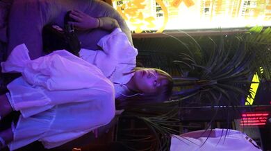 炸裂、夜市で白いワンピース美女を追跡、意外にも下着なしで買い物、アワビが極上