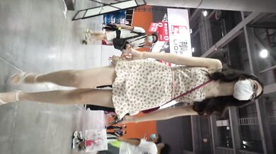 展銷會極限抄底碎花裙眼鏡小姐姐，身材苗條是個反差婊，因為不穿内褲出門，私密處毛茸茸的