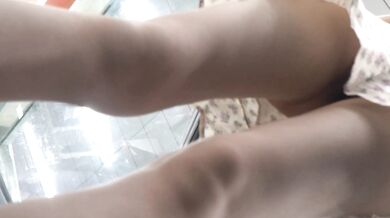 展銷會極限抄底碎花裙眼鏡小姐姐，身材苗條是個反差婊，因為不穿内褲出門，私密處毛茸茸的