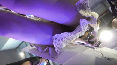 展銷會極限抄底碎花裙眼鏡小姐姐，身材苗條是個反差婊，因為不穿内褲出門，私密處毛茸茸的