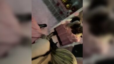 ベトナムの妖艶なコスプレ美女、セクシーなストッキング姿で仮面を着けノーコンドーム性交