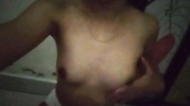 騷貨穿内褲在房間揉奶