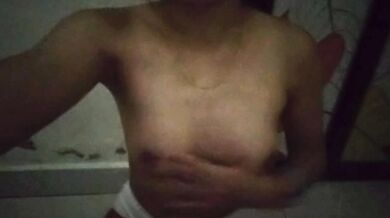 騷貨穿内褲在房間揉奶