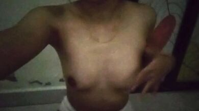 騷貨穿内褲在房間揉奶