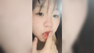 D奶騷妹趴床誘惑玩奶