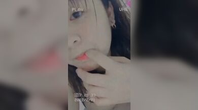 D奶騷妹趴床誘惑玩奶