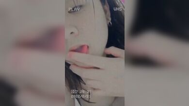 D奶騷妹趴床誘惑玩奶