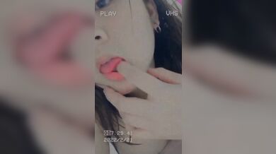 D奶騷妹趴床誘惑玩奶