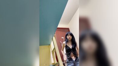 Shanghai Schoolgirl's Secret Life Exposed: Twisted Affair with Sugar Daddy Revealed in Private Moments