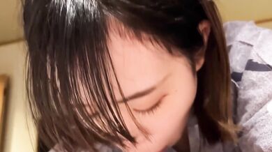 日本の可愛い女の子がホテルルームでフェラチオ