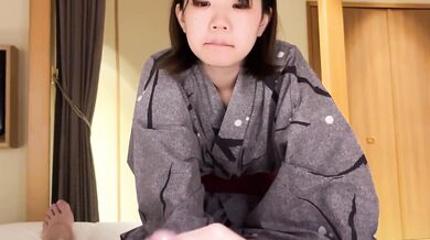 日本の可愛い女の子がホテルルームでフェラチオ