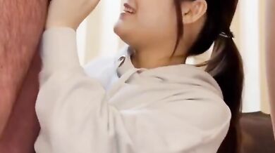 Cô gái xinh đẹp phục vụ hai người đàn ông