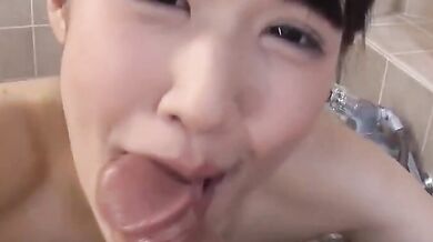 Cô gái 18 tuổi rên rỉ đau đớn