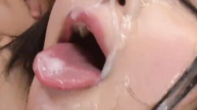 互いに犯し合い、顔に射精