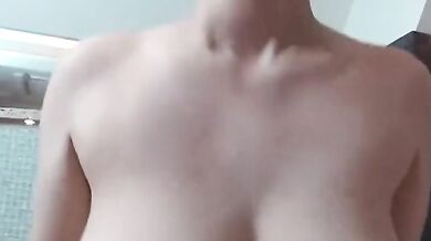 Vừa quan hệ với cô gái gợi cảm, tắm xong lại tiếp tục, lên giường lại làm thêm