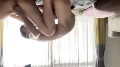 Cô gái nghiêm túc phóng tên lửa cùng bạn