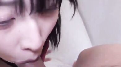 性感女孩吮吸雞巴并互相做愛