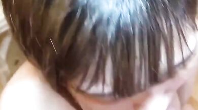 吮吸乳房并開心地微笑