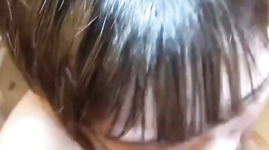 吮吸乳房并開心地微笑