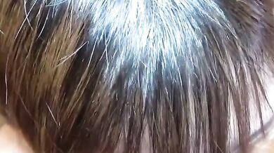 吮吸乳房并開心地微笑