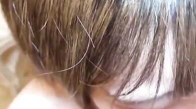 吮吸乳房并開心地微笑