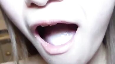 吮吸乳房并開心地微笑