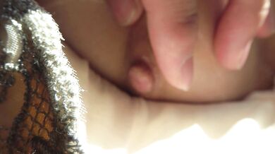 美人同級生に車内でお觸りいたずら♡パンツ食い込ませ美乳を揉みしだく♡【パンチラ/胸チラ/逆さ撮り】