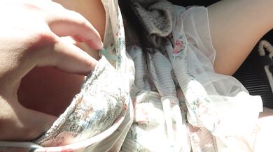 美人同級生に車内でお觸りいたずら♡パンツ食い込ませ美乳を揉みしだく♡【パンチラ/胸チラ/逆さ撮り】