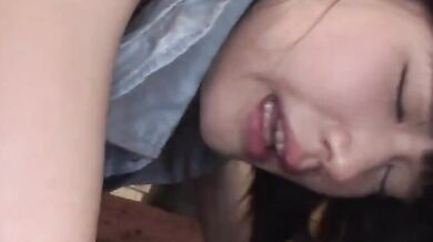 鞋店女推銷員熟練地吮吸雞巴然後做愛