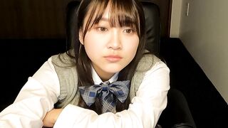 ネカフェの個室でオナニーする無防備な女の子