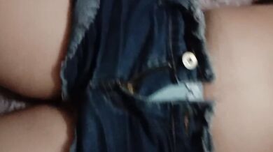 サラワクのふくよかな女性が集団暴行を受ける