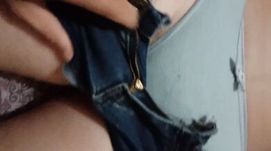 サラワクのふくよかな女性が集団暴行を受ける