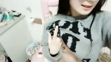 Cô nàng đeo kính khoe ngực tự sướng chân dài